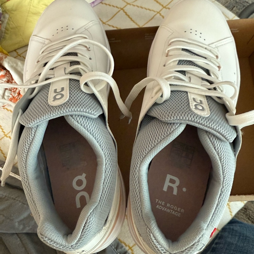 Women's On The Roger Advantage 2 White Rosehip Tennis Shoes Sneakers NWOB 9.5 - Picture 5 of 6